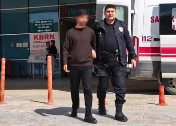 Bursa’da okula belinde silahla giren şahıs yakalandı