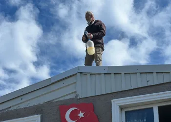 Mudanya’da yıkım krizi: Ev sahibi çatıya çıktı