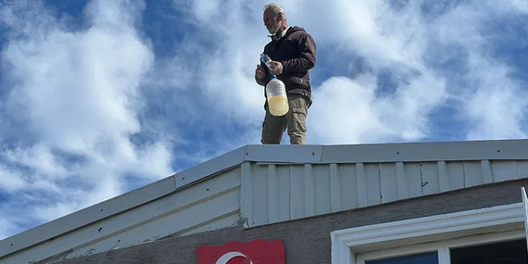 Mudanya’da yıkım krizi: Ev sahibi çatıya çıktı