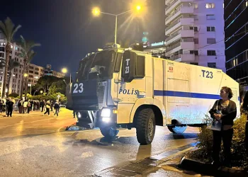 İzmir’de Cemil Tugay protestosunda arbede