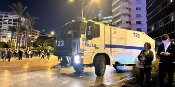 İzmir’de Cemil Tugay protestosunda arbede