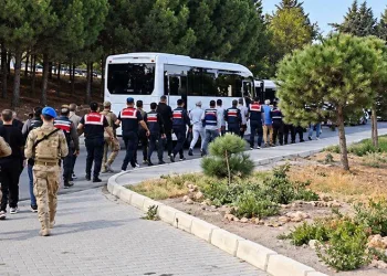 Çeşme Belediyesi operasyonunda 12 şüpheli adliyeye sevk edildi