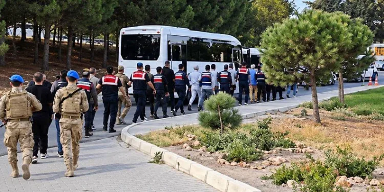 Çeşme Belediyesi operasyonunda 12 şüpheli adliyeye sevk edildi