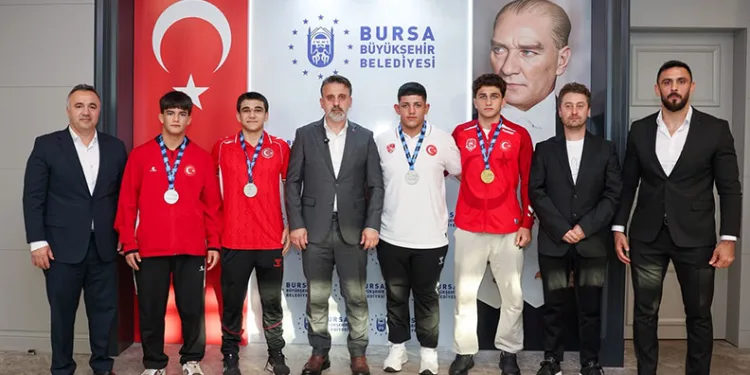 Başkan Vekili Biba, Bursa’nın gururu güreşçileri ağırladı