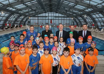 Alper Taban İnegöl Belediyespor’un yüzme sporcularıyla buluştu