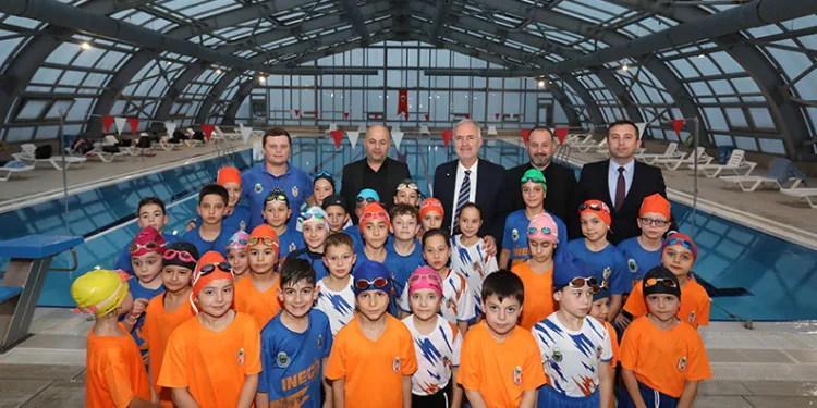 Alper Taban İnegöl Belediyespor’un yüzme sporcularıyla buluştu