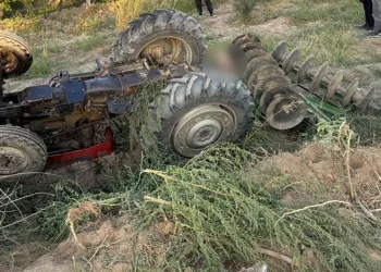 Devrilen traktörünün altında kalan çiftçi hayatını kaybetti