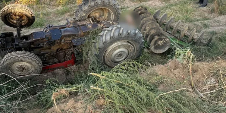 Devrilen traktörünün altında kalan çiftçi hayatını kaybetti