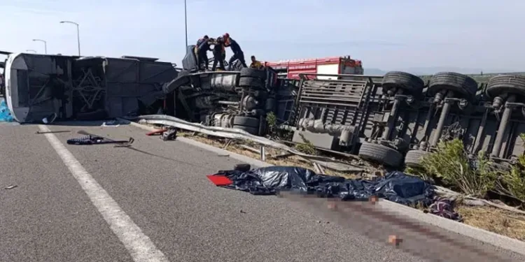 Manisa’da tur otobüsü ile çekici çarpıştı: 11 ölü, 27 yaralı