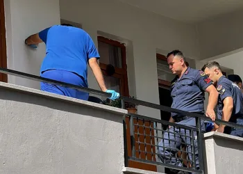 Tartıştığı kız kardeşini balkondan atıp kendini vurdu