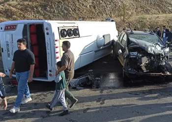 Bingöl’de midibüs ile pikap çarpıştı: 1’i ağır 12 yaralı