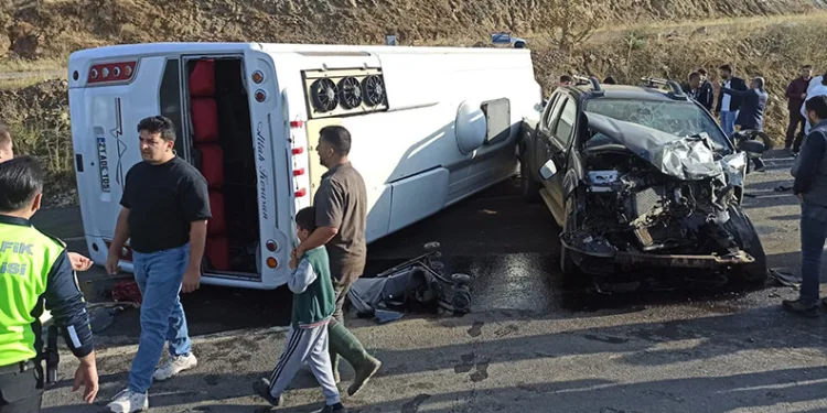Bingöl’de midibüs ile pikap çarpıştı: 1’i ağır 12 yaralı
