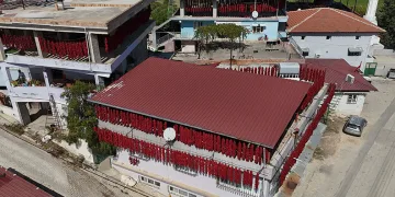 Kurutmalık biberler mahalleyi kırmızıya bürüdü