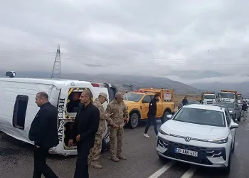 Yüksekova’da öğrenci servisi devrildi: 10 yaralı