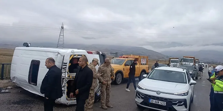 Yüksekova’da öğrenci servisi devrildi: 10 yaralı