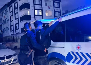 Bursa’da ehliyet sınavında düzenekle yakalandı, gözaltına alındı