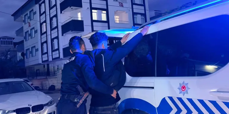 Bursa’da ehliyet sınavında düzenekle yakalandı, gözaltına alındı