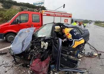Bursa-Yalova kara yolunda kamyon ile otomobil çarpıştı: 2 yaralı