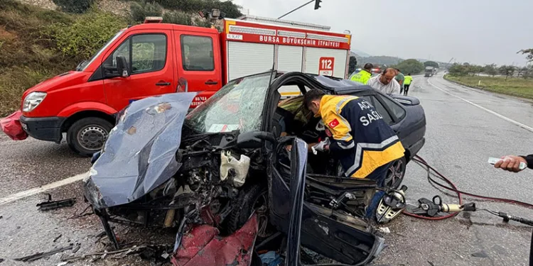 Bursa-Yalova kara yolunda kamyon ile otomobil çarpıştı: 2 yaralı