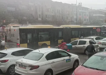Bursa’da sağanak başladı fırtına uyarısı geldi