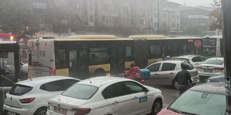 Bursa’da sağanak başladı fırtına uyarısı geldi