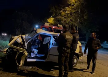 Bursa’da kontrolden çıkan araç duvara çarptı
