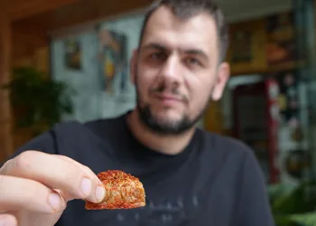 Tatlıya bile pul biber atıp yiyor