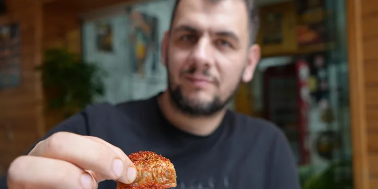 Tatlıya bile pul biber atıp yiyor