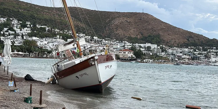 Bodrum’da 2,5 milyon TL’lik yelkenli karaya oturdu