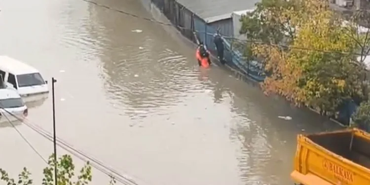 Duvarın üzerinde yürüyen öğrenciyi sırtına alarak kurtardı