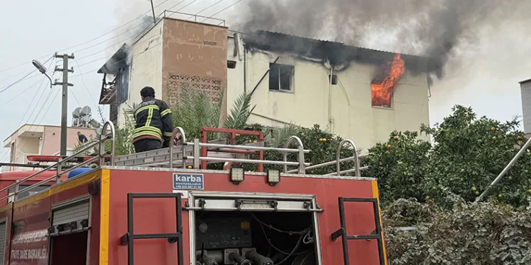 Tarsus’ta 2 katlı evde yangın