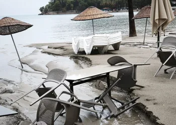 Muğla’da sağanak Akyaka sahilini harabeye çevirdi