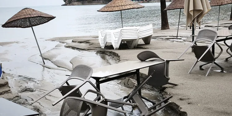 Muğla’da sağanak Akyaka sahilini harabeye çevirdi