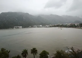 Marmaris’te denizin rengi kahverengiye dönüştü