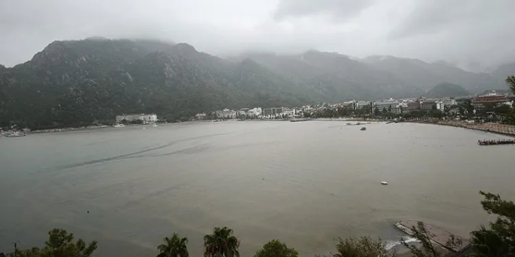 Marmaris’te denizin rengi kahverengiye dönüştü