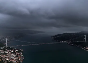 İstanbul’da hava karardı, yağmur bulutlarının girişi böyle görüntülendi