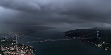 İstanbul’da hava karardı, yağmur bulutlarının girişi böyle görüntülendi