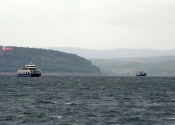 Bozcaada’ya bazı feribot seferleri iptal edildi