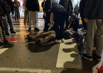 Bursa’da motosikletin çarptığı yaya ve sürücü yaralandı