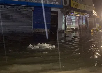 Sarıyer’de selde yolun karşısına geçmeye çalışırken düşen bir kişi hayatını kaybetti