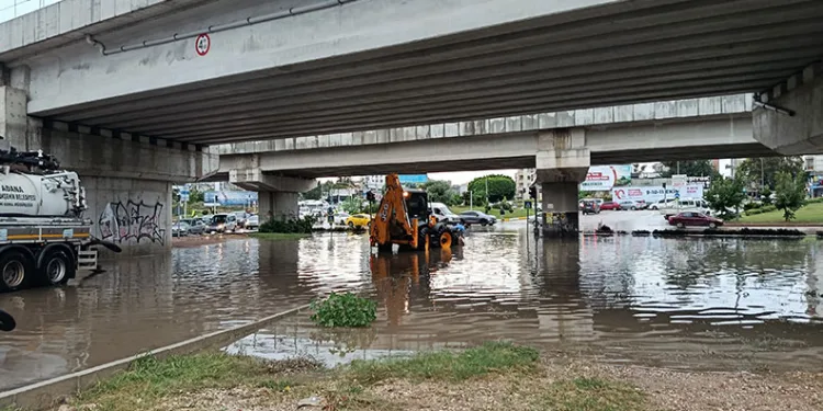 Adana’da sağanak yağış hayatı olumsuz etkiledi