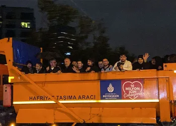 Sarıyer’de mahsur kalan 200’ün üzerinde çalışan, kamyonlarla kurtarıldı