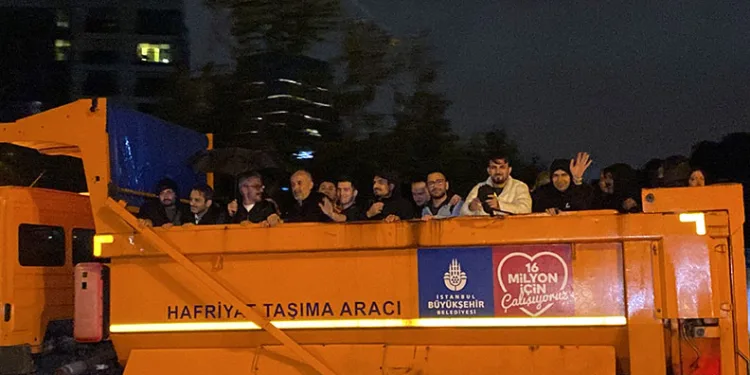 Sarıyer’de mahsur kalan 200’ün üzerinde çalışan, kamyonlarla kurtarıldı
