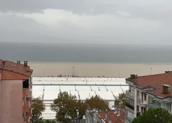 Bursa’da sel suları denizi çamura buladı