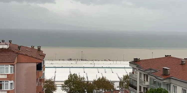 Bursa’da sel suları denizi çamura buladı
