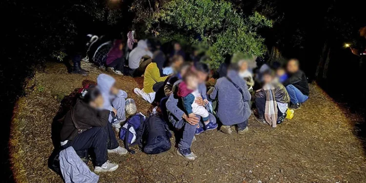 Çanakkale’de 2 organizatör ve 51 kaçak göçmen yakalandı