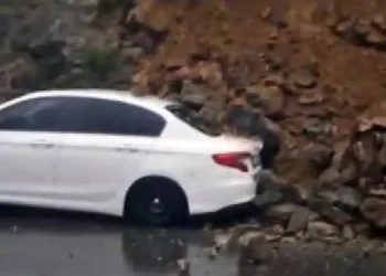 Sultangazi’de yağmurun etkisiyle duvar çöktü