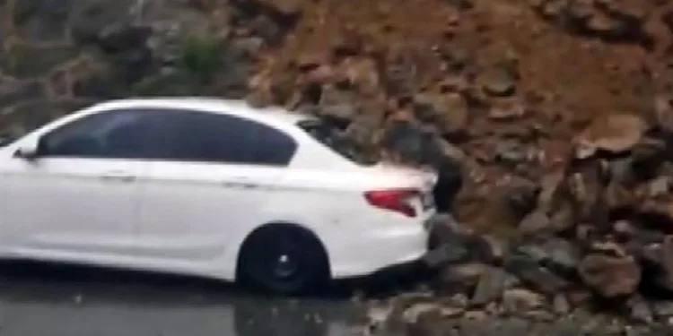 Sultangazi’de yağmurun etkisiyle duvar çöktü
