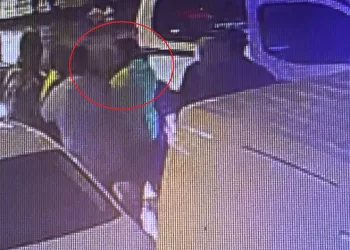 Park halindeki araca çarptı, ihbara gelen polise kafa attı