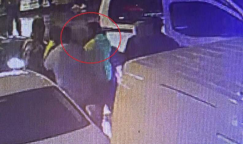 Park halindeki araca çarptı, ihbara gelen polise kafa attı